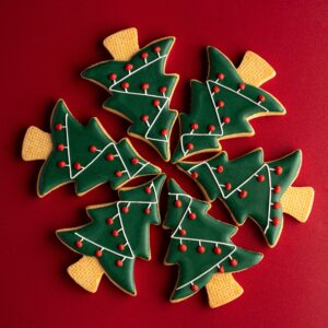 Sablé sapin de Noël décorés à la main avec guirelandes rouge